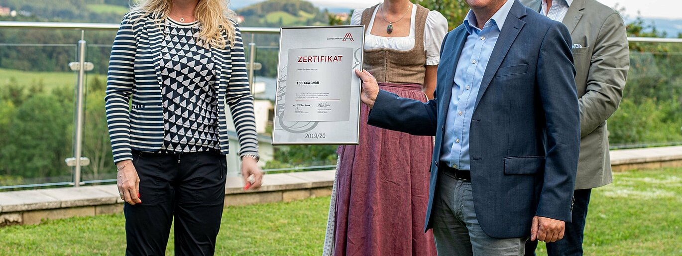 Übergabe Leitbetriebe-Zertifikat ESSECCA ESSECCA Österreichischer Leitbetrieb